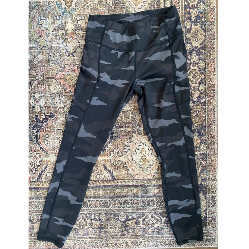 Athleta Ultimate Stash Pocket Camo 7/8 Tight